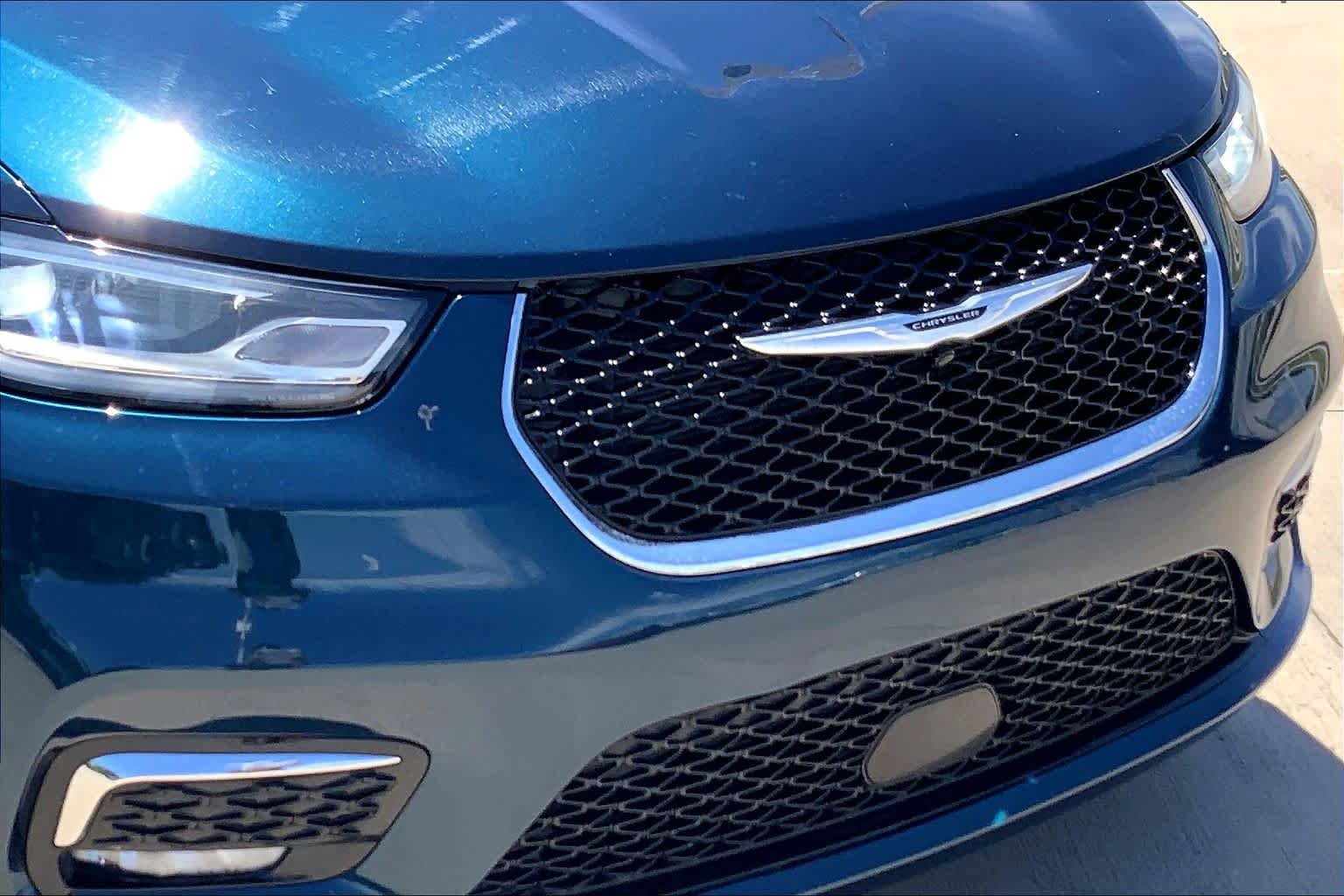 Used 2023 Chrysler Pacifica Touring-L FWD image 30