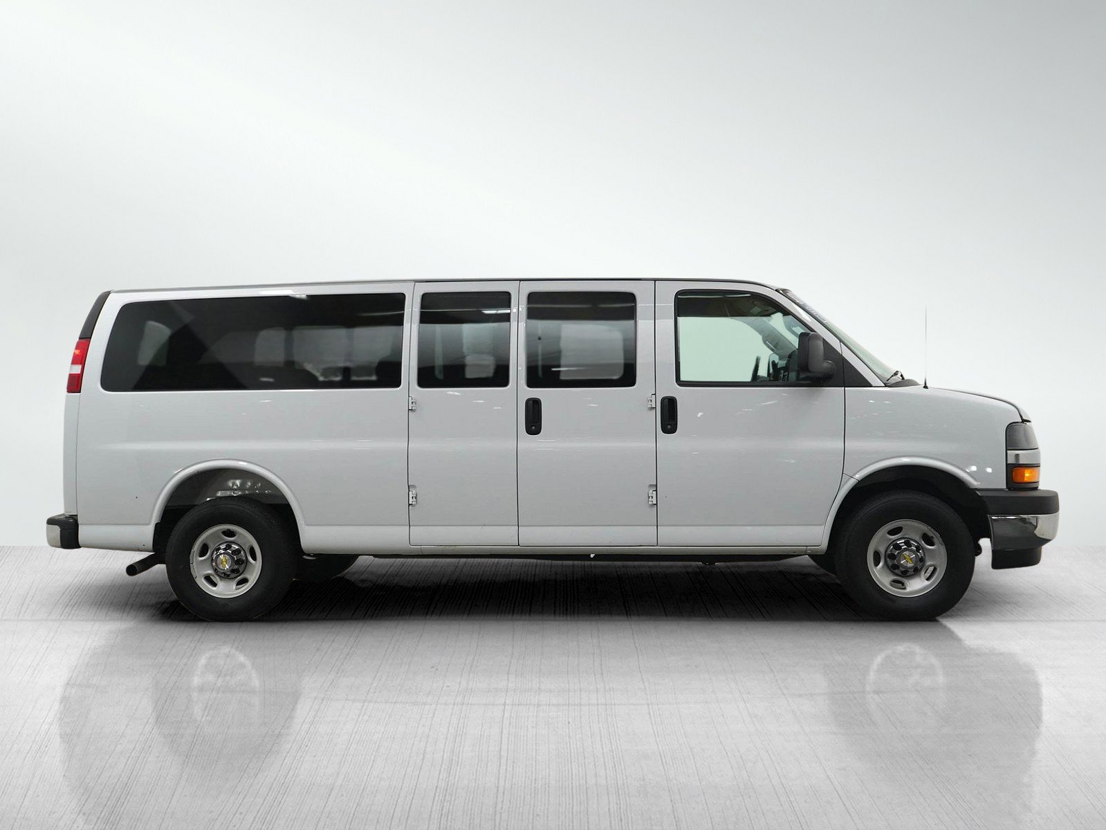 Used 2025 Chevrolet Express 3500 LT w/ LT Preferred Equipment Group RWD image 6