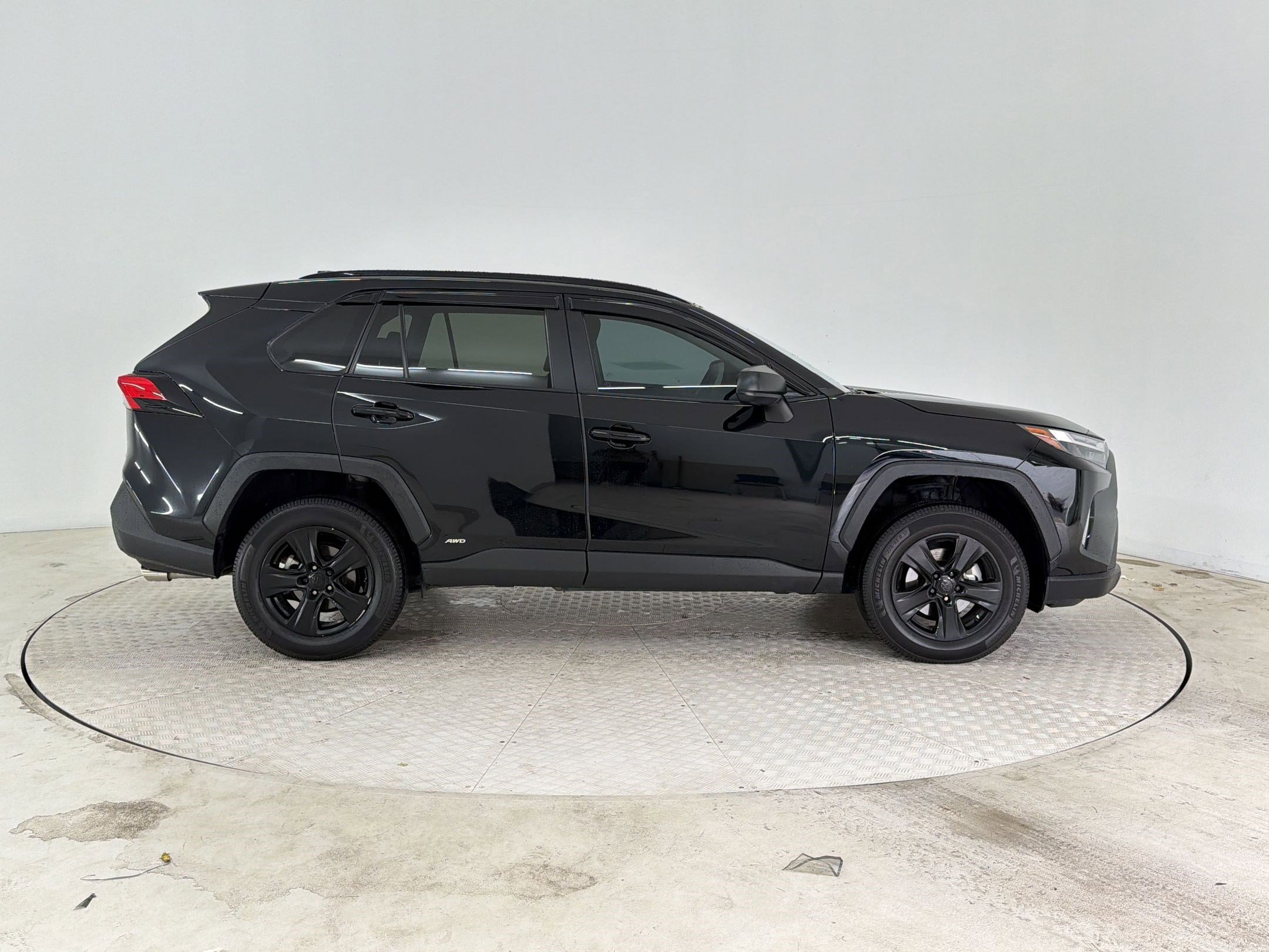 Used 2024 Toyota RAV4 LE AWD/4WD image 8