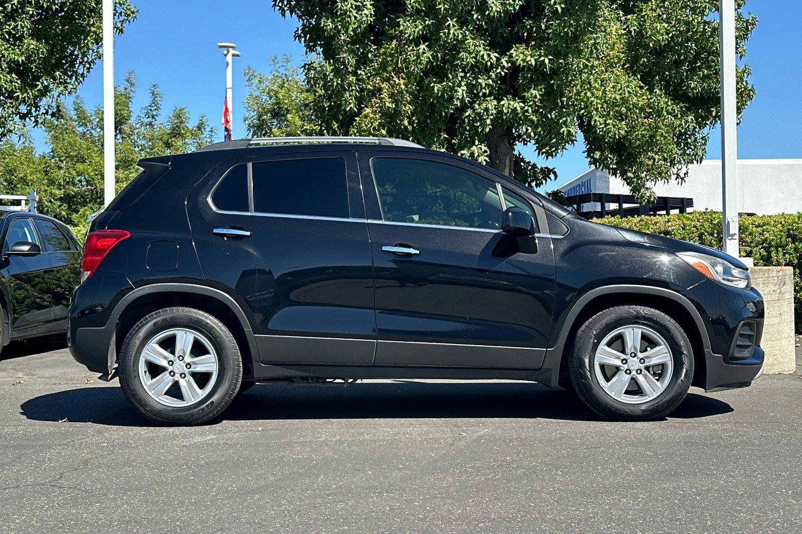 Used 2017 Chevrolet Trax LT w/ LT Convenience Package FWD image 3
