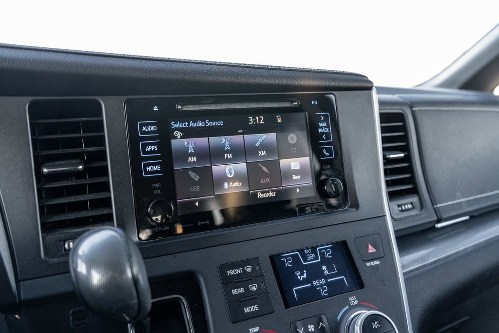 Used 2016 Toyota Sienna SE Premium image 30