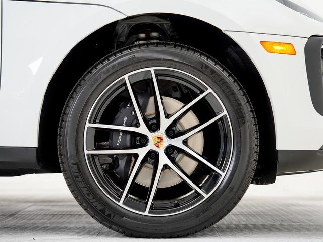 Certified 2025 Porsche Macan image 36