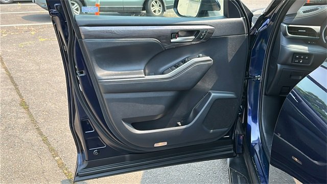 Used 2023 Toyota Highlander Limited image 9