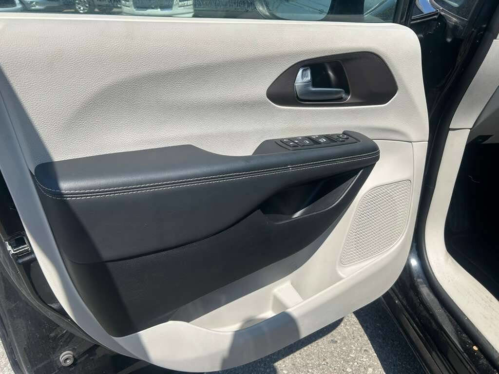 Used 2024 Chrysler Voyager LX FWD image 10