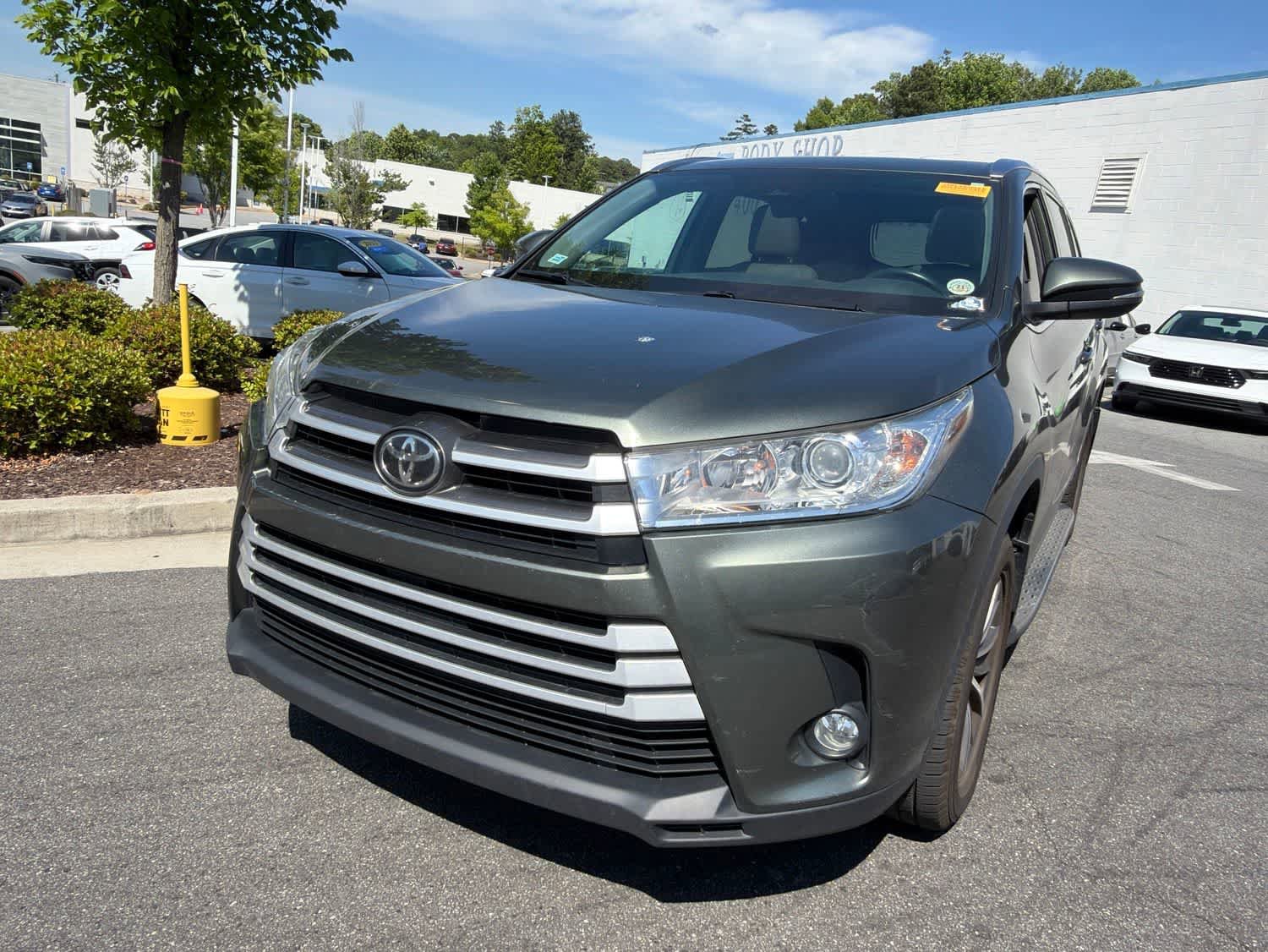 Used 2019 Toyota Highlander XLE FWD video 1