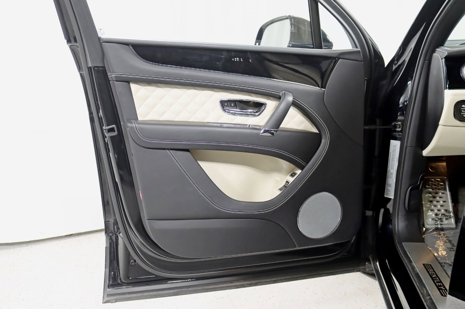 Used 2017 Bentley Bentayga image 40