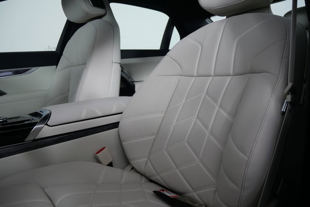 Used 2025 BMW i7 xDrive60 w/ Premium Package image 11