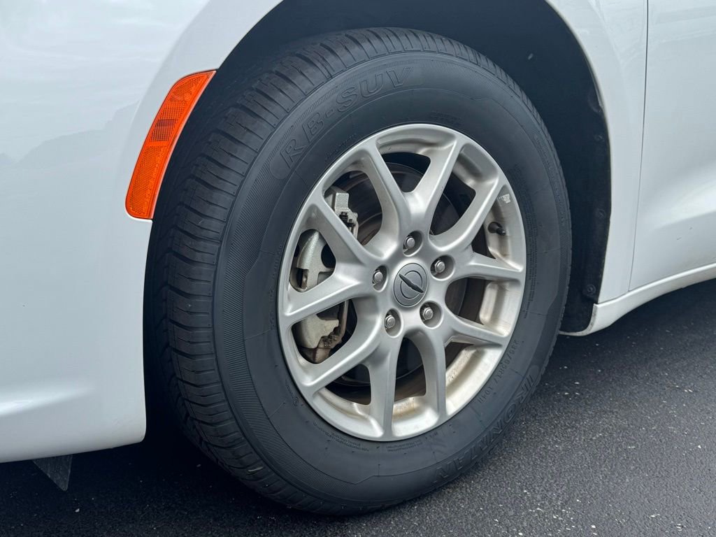 Used 2023 Chrysler Pacifica Touring-L image 31