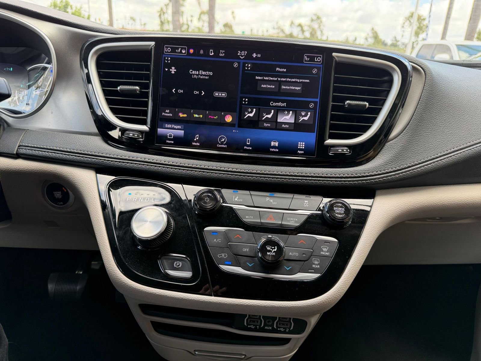 Used 2023 Chrysler Pacifica Touring-L image 17