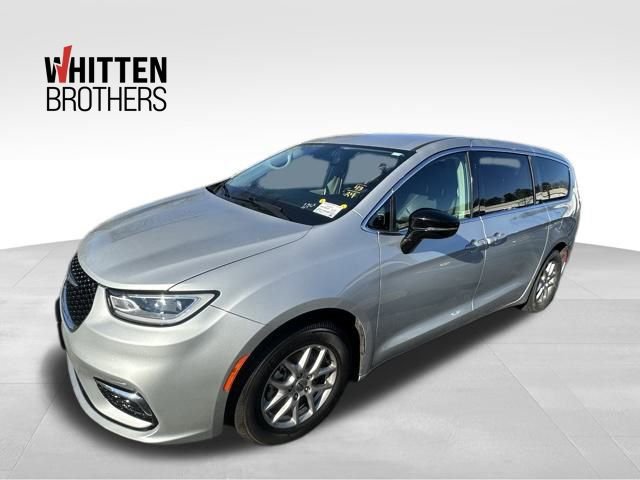 Used 2024 Chrysler Pacifica Touring-L image 1