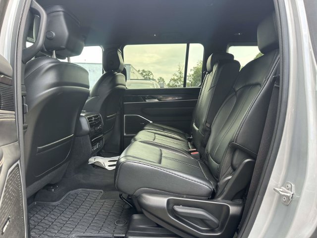 Certified 2024 Jeep Wagoneer 4WD image 17
