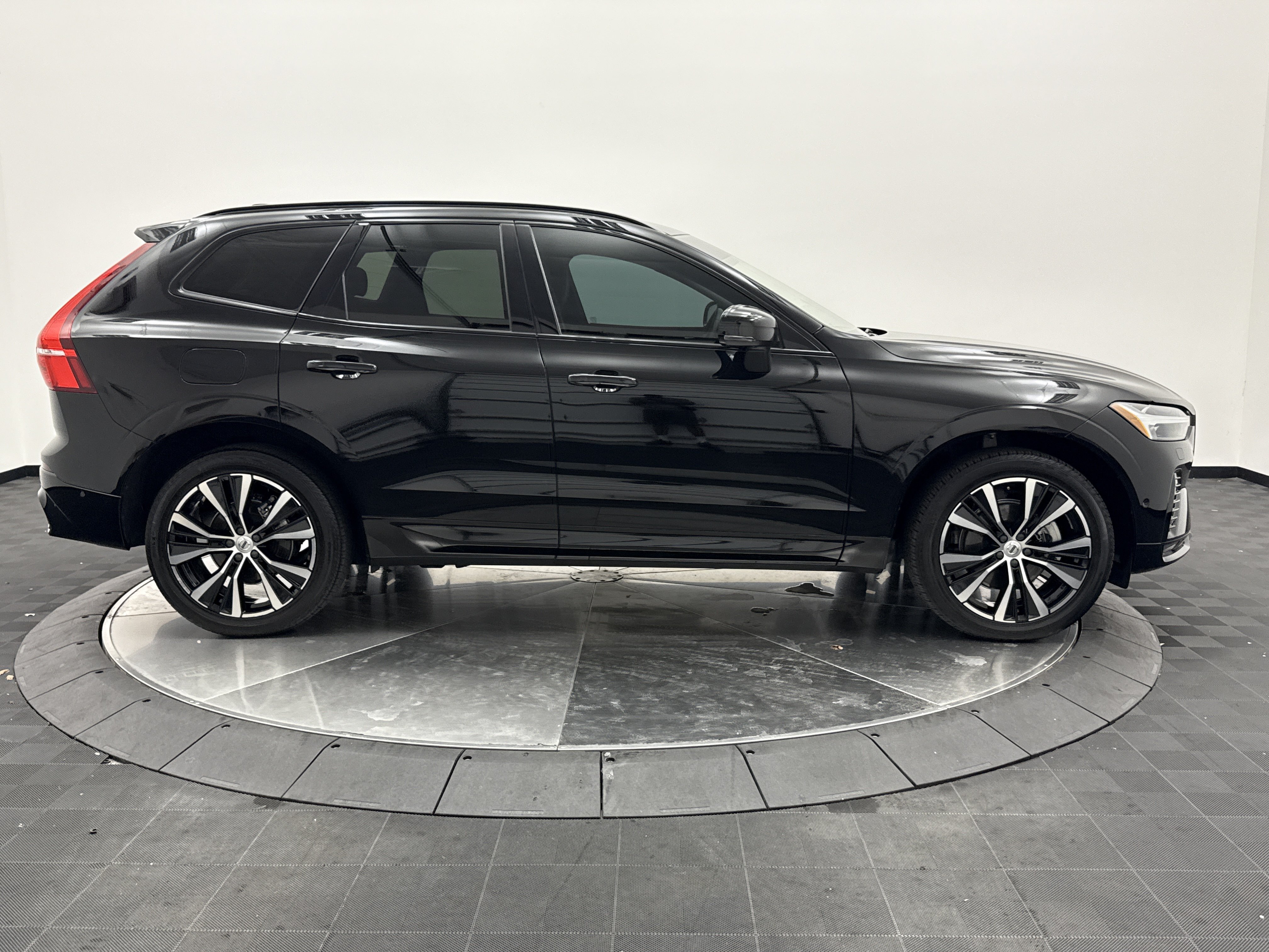 Certified 2023 Volvo XC60 B5 Plus w/ Climate Package FWD image 8