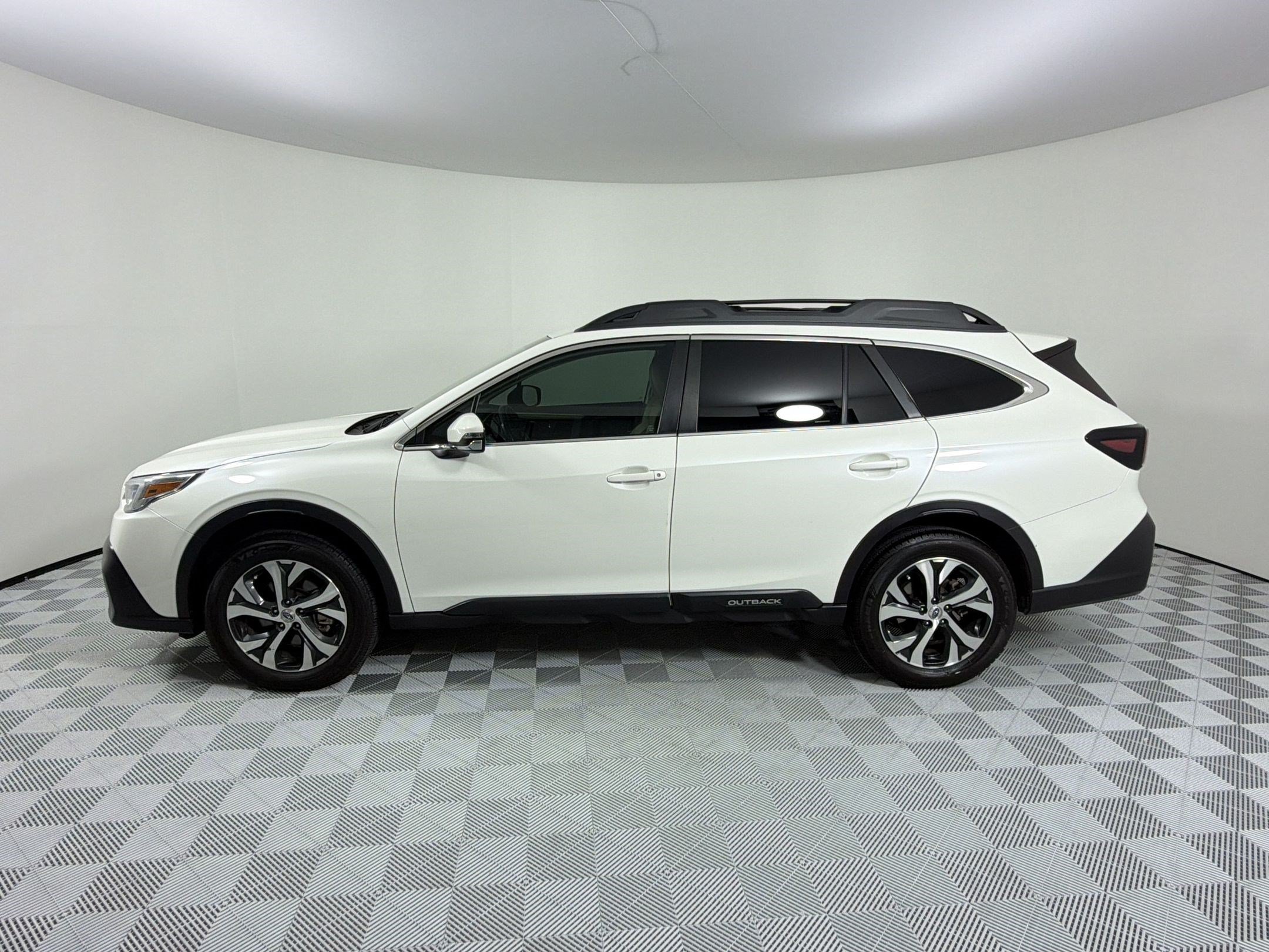 Used 2022 Subaru Outback Limited AWD/4WD image 2