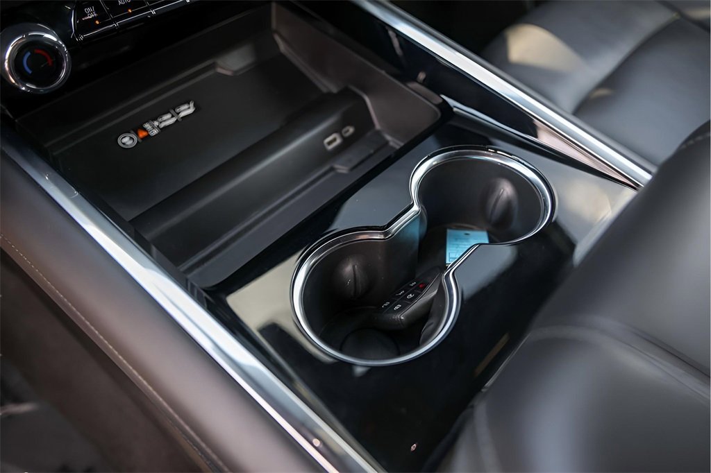 Used 2025 Chevrolet Suburban Z71 image 23