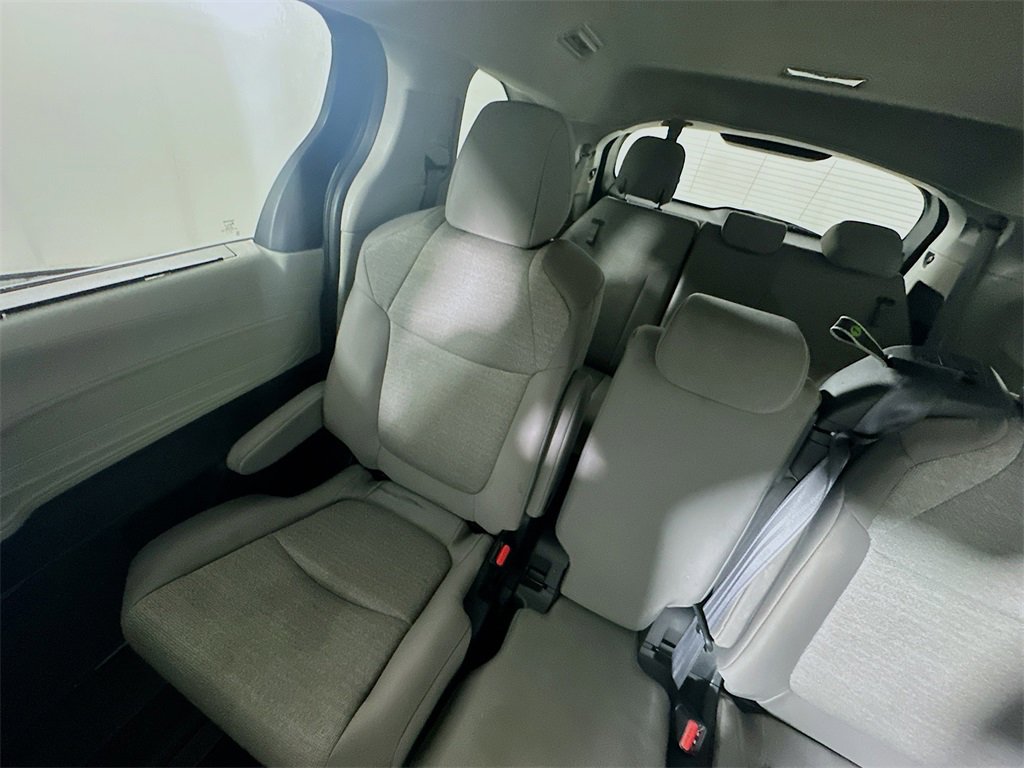 Used 2024 Toyota Sienna LE image 12