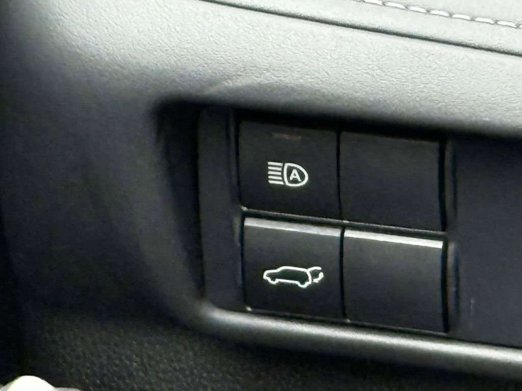 Used 2021 Toyota Highlander LE image 22