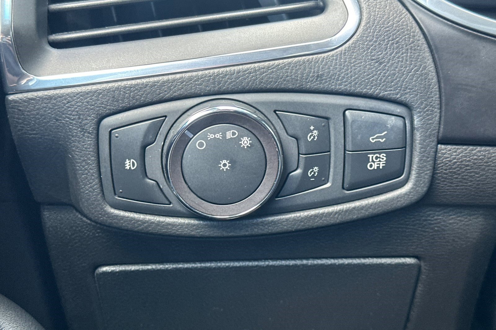 Used 2019 Ford Edge Titanium image 37