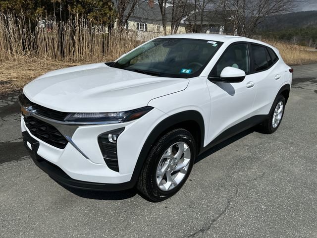 Used 2024 Chevrolet Trax LS w/ LS Convenience Package image 1