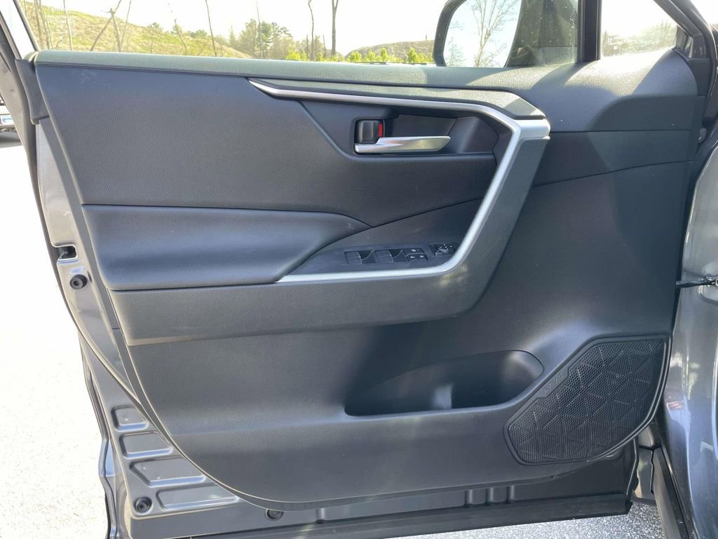Used 2022 Toyota RAV4 SE image 5