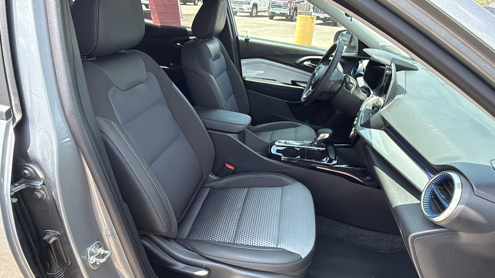 Used 2024 Chevrolet Trax LT w/ Driver Confidence Package FWD image 28