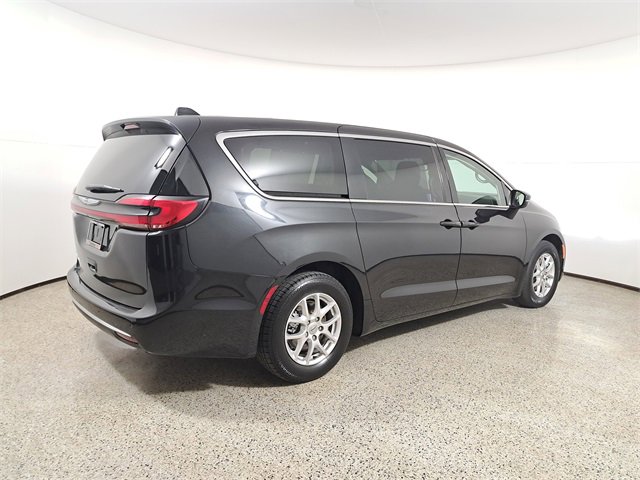 Used 2023 Chrysler Pacifica Touring-L image 5