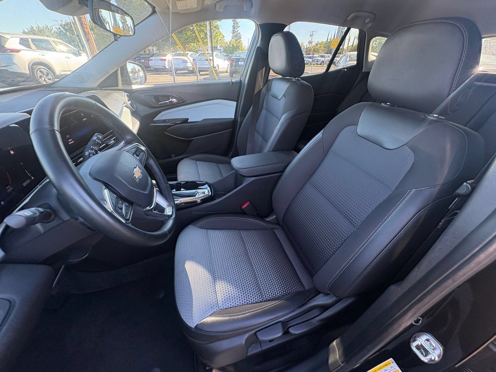 Used 2025 Chevrolet Trax LT w/ LT Convenience Package FWD image 34