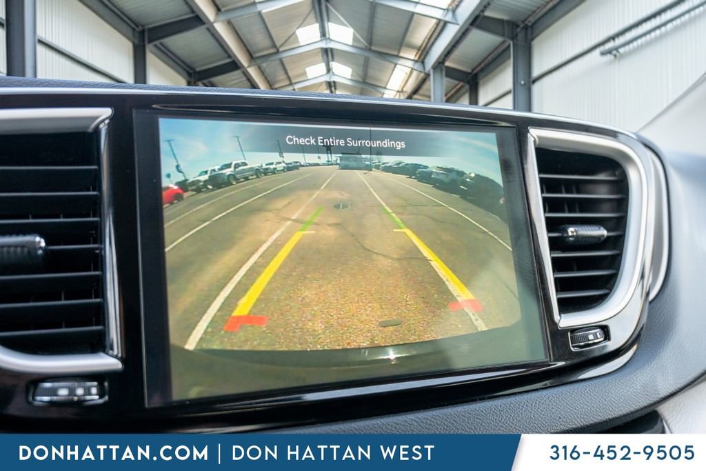 Used 2023 Chrysler Pacifica Touring-L image 19