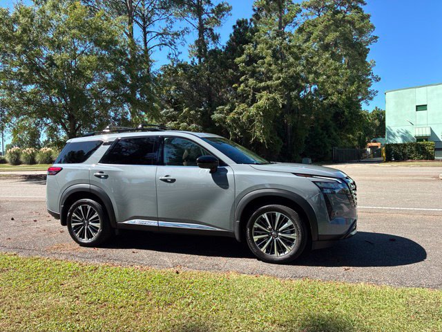 Used 2026 Nissan Pathfinder Platinum FWD image 2