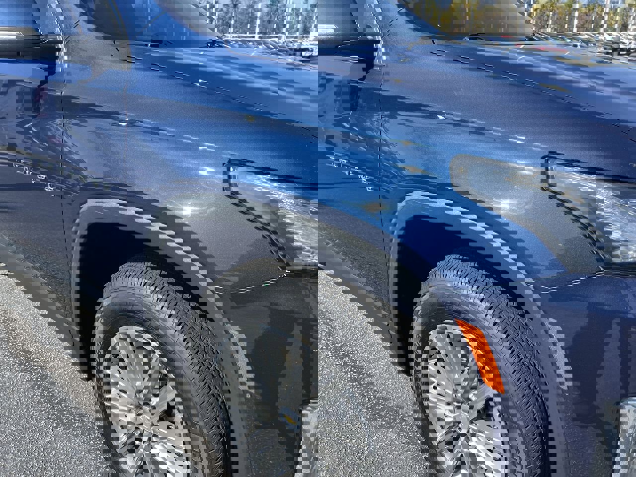 Used 2023 Chevrolet Traverse LT image 2