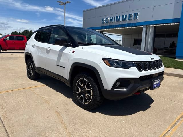 Used 2025 Jeep Compass Trailhawk AWD/4WD image 2