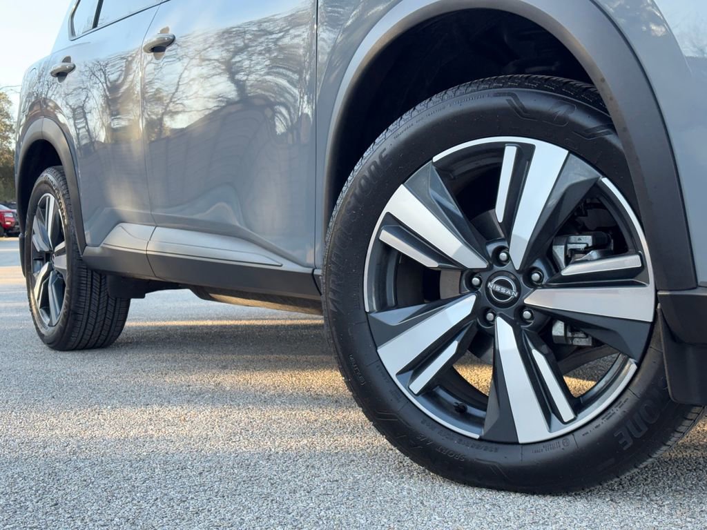 Used 2024 Nissan Rogue SL w/ SL Premium Package image 2
