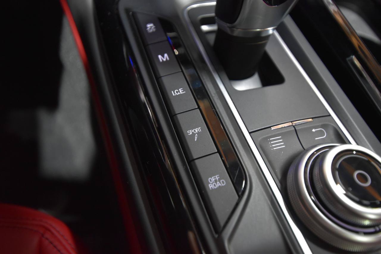 Used 2018 Maserati Levante AWD/4WD image 37