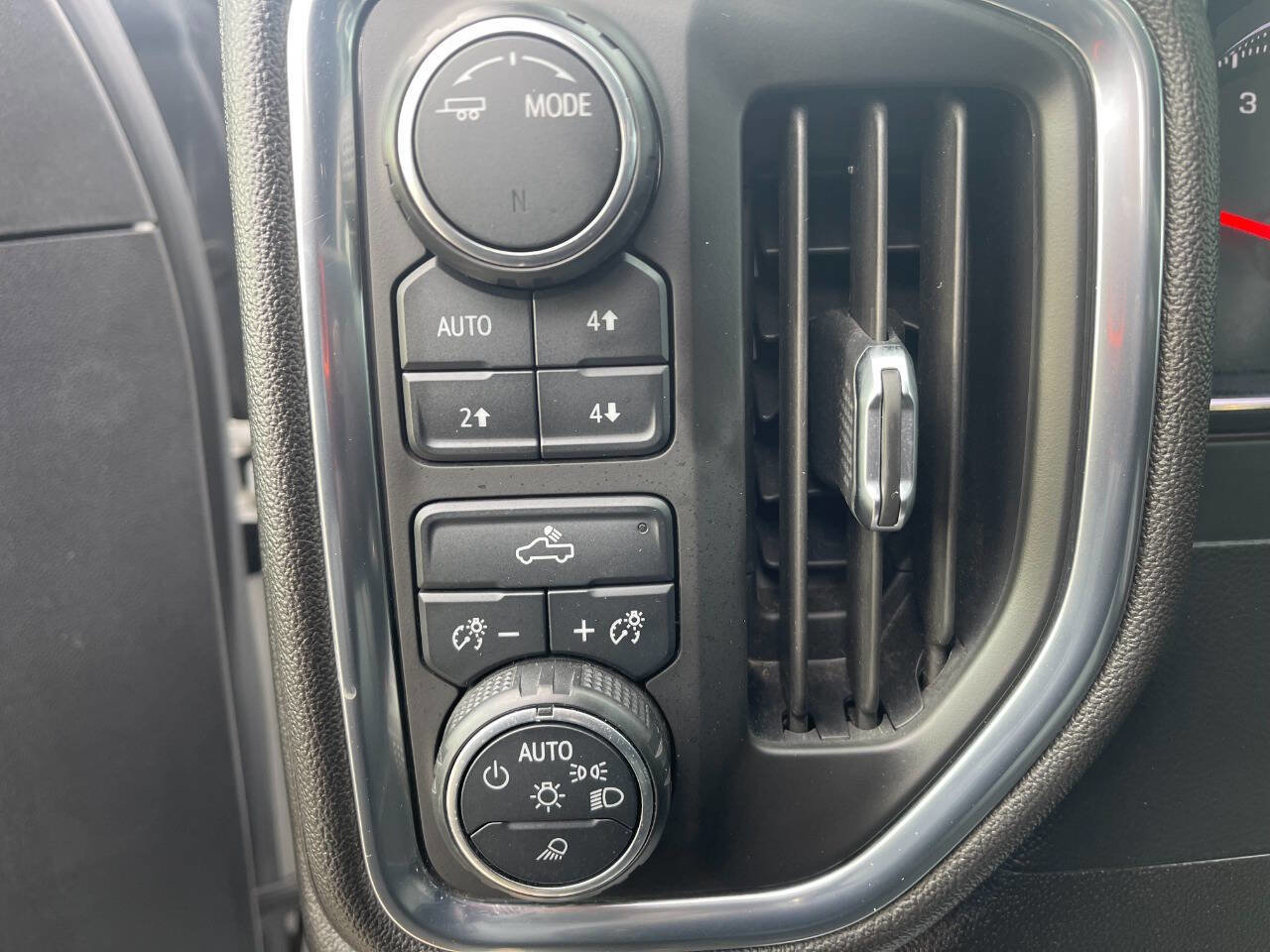 Used 2020 Chevrolet Silverado 1500 LT w/ All-Star Edition image 15