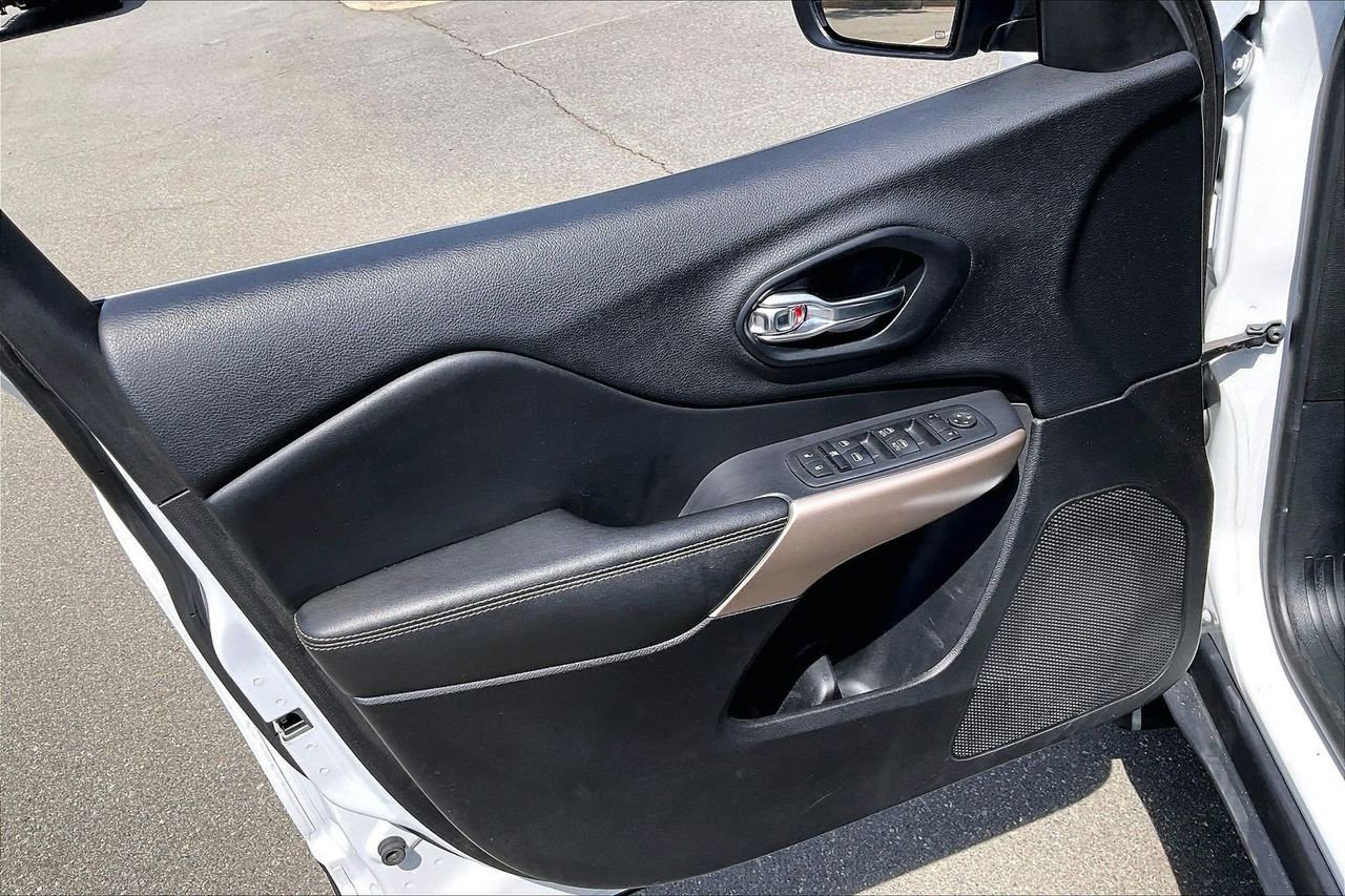 Used 2017 Jeep Cherokee Limited AWD/4WD image 27