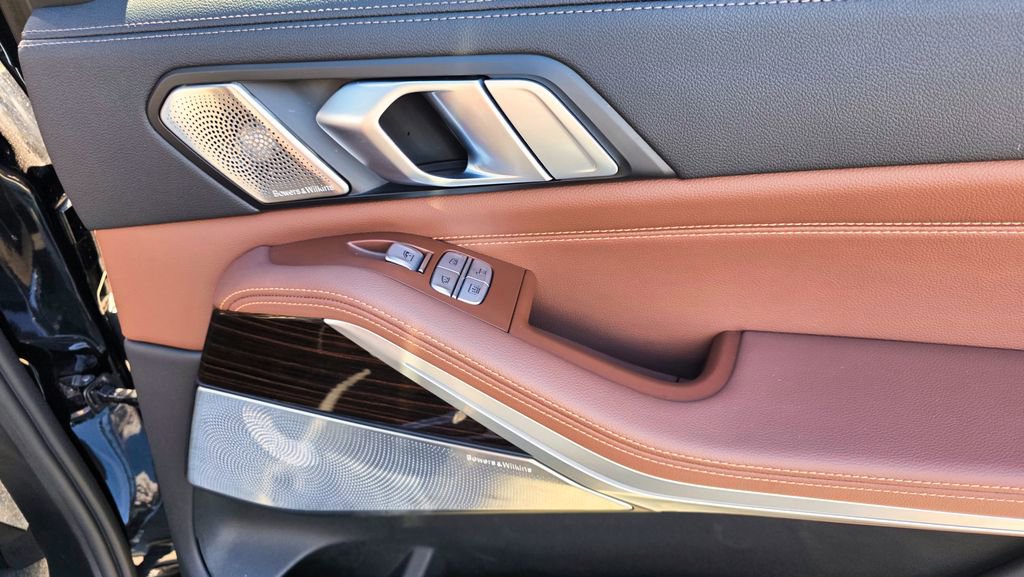 Used 2021 BMW X7 M50i w/ Dynamic Handling Package image 48