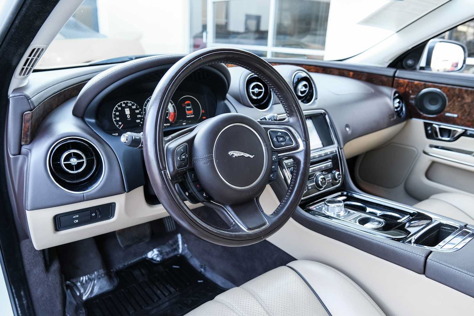 Used 2017 Jaguar XJ R-Sport RWD image 20