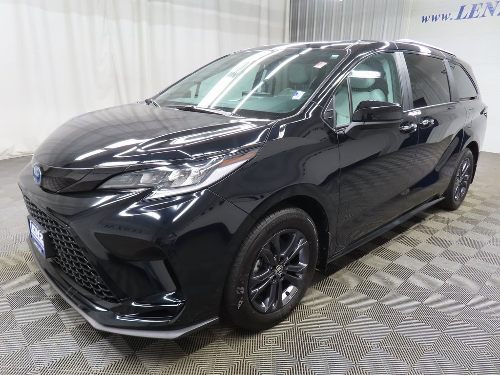 Used 2025 Toyota Sienna XSE image 6