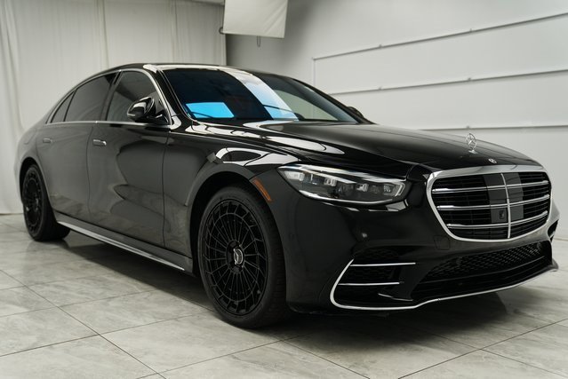 Used 2022 Mercedes-Benz S 580 4MATIC Sedan w/ AMG Line Package image 2