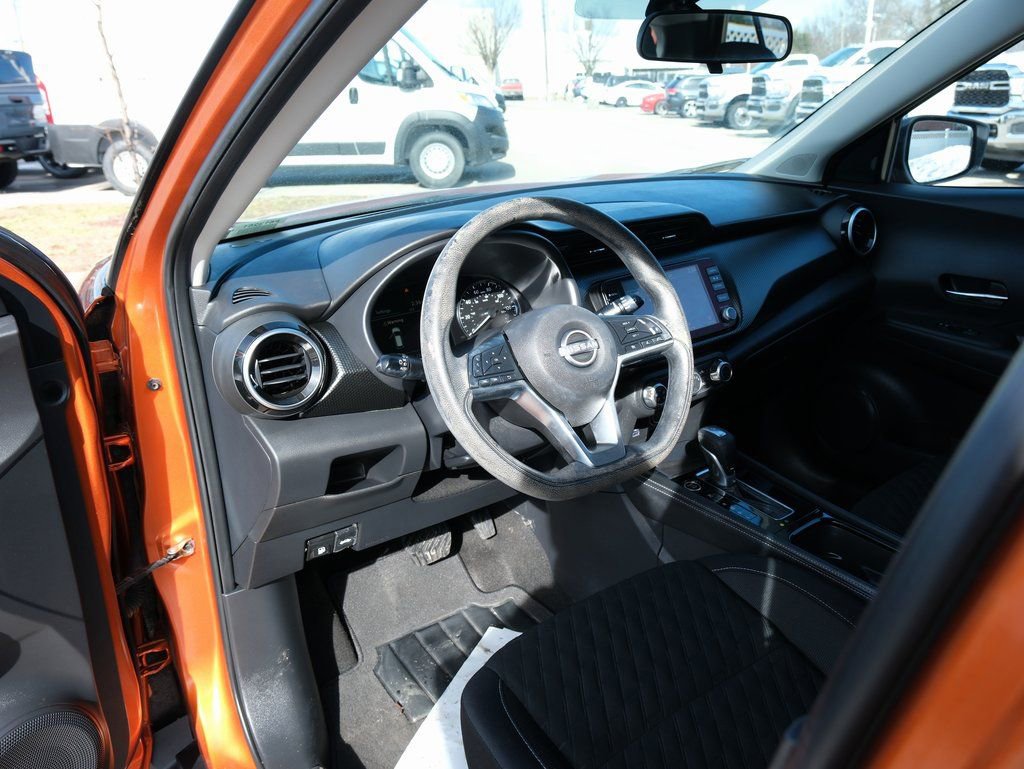 Used 2023 Nissan Kicks SV image 3