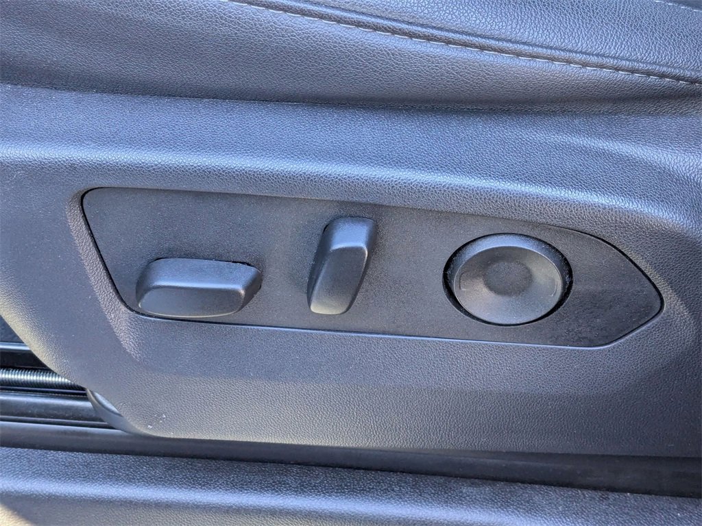 Used 2025 Chevrolet Suburban Z71 image 16