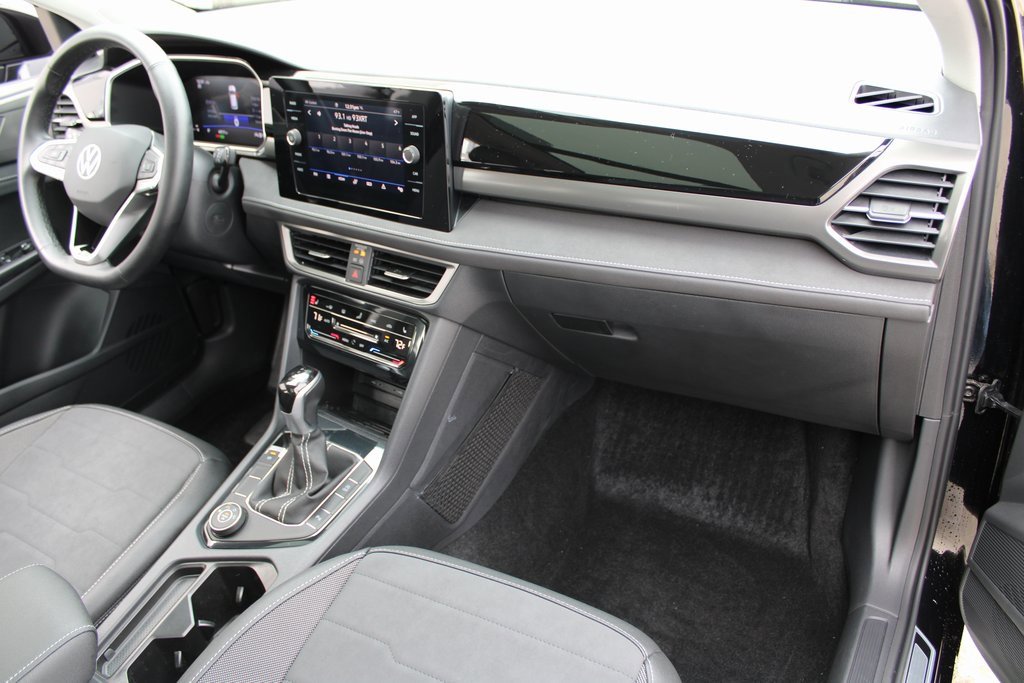Certified 2025 Volkswagen Taos SE image 27