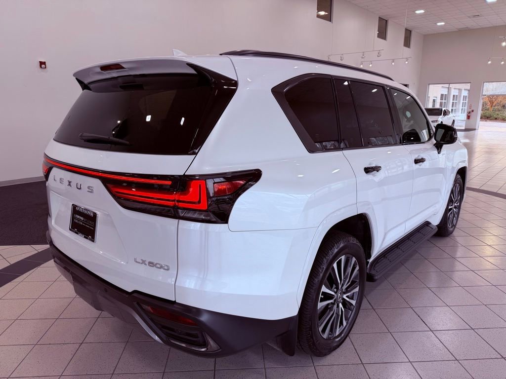 Used 2022 Lexus LX 600 4WD w/ Premium Package image 8