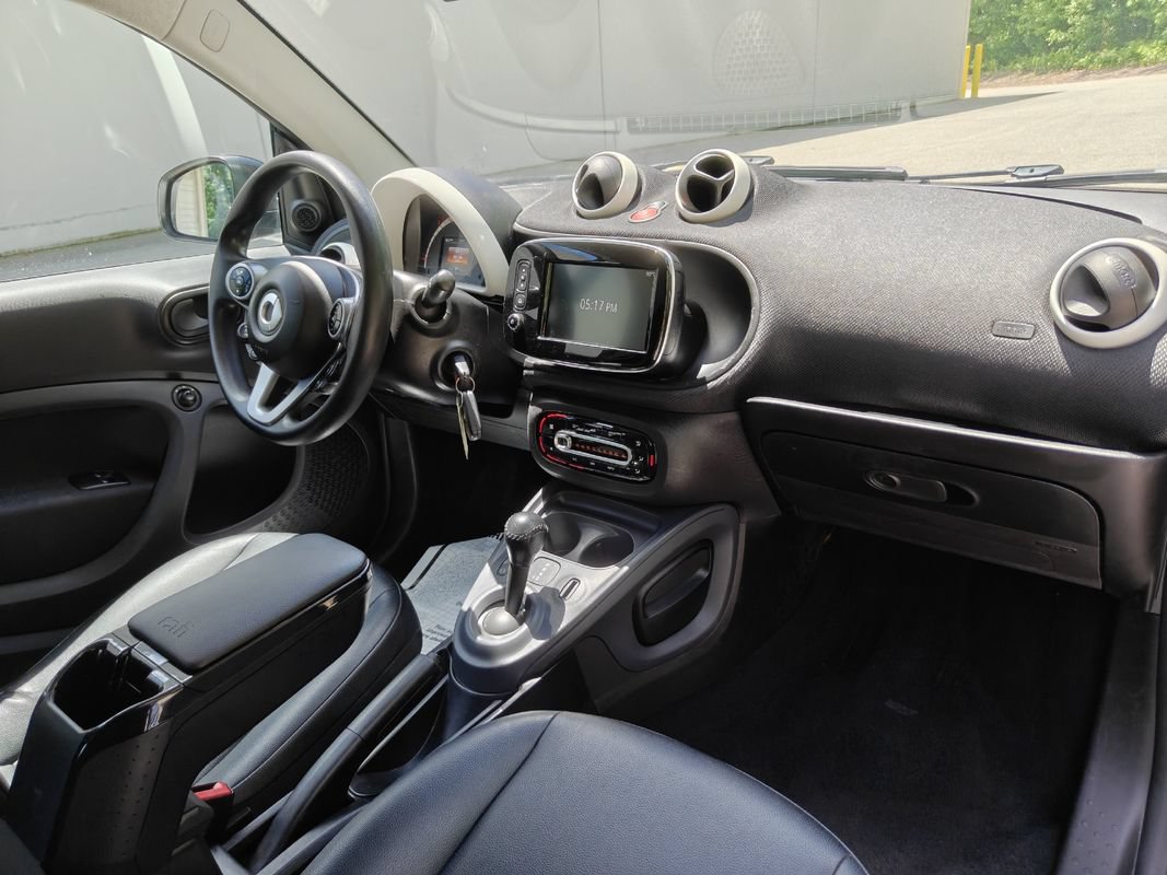 Used 2016 smart fortwo passion RWD image 18