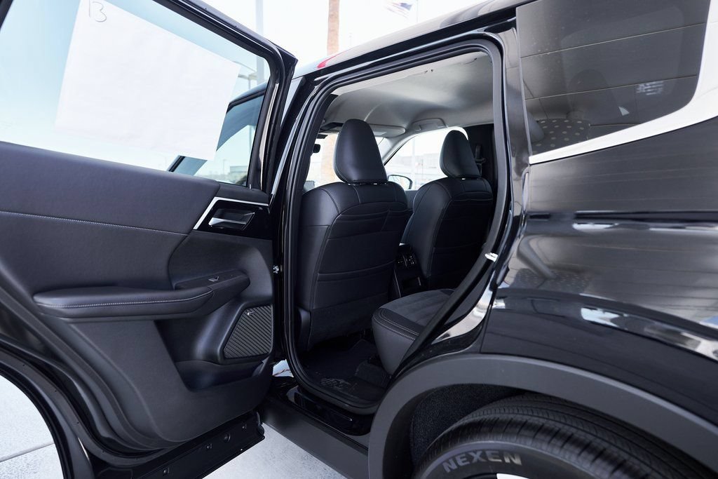 Used 2025 Mitsubishi Outlander SE FWD image 16
