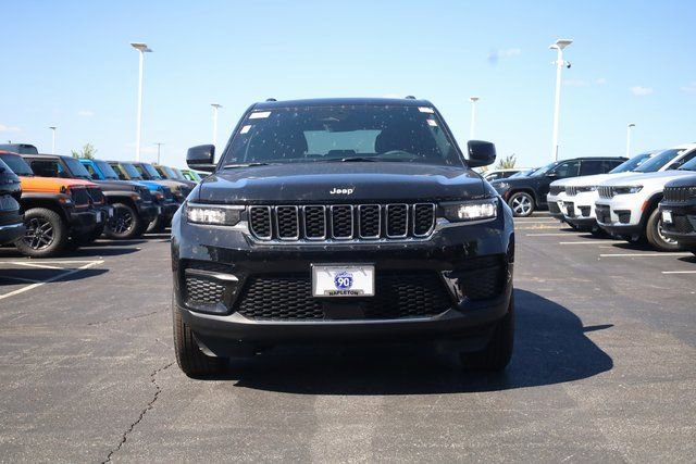 New 2025 Jeep Grand Cherokee Laredo w/ Luxury Tech Group I image 3