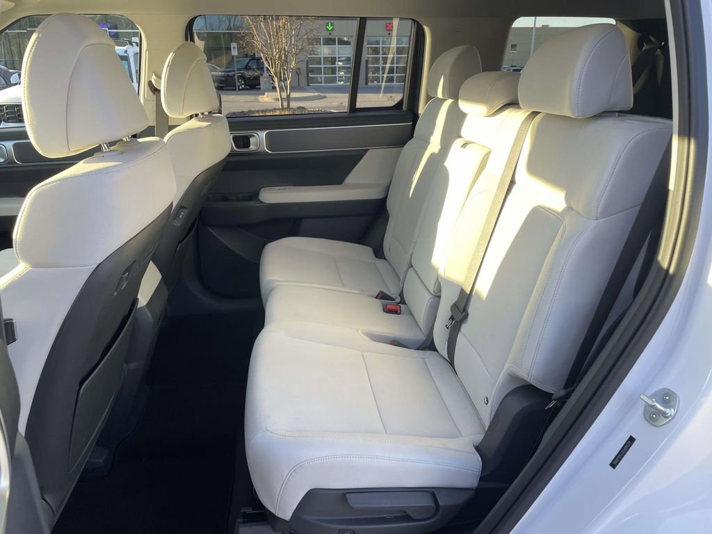 Used 2025 Hyundai Santa Fe SE AWD/4WD image 3
