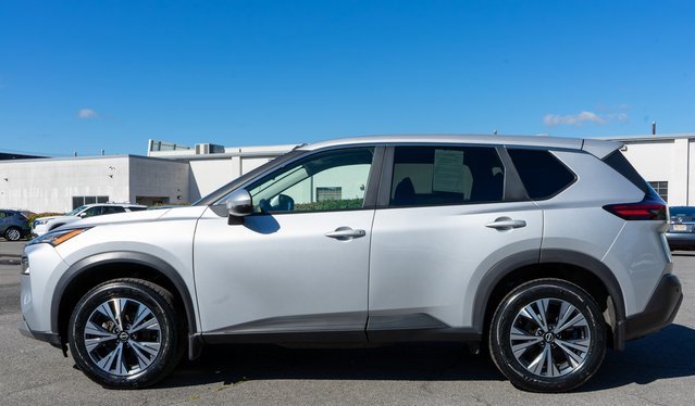 Used 2022 Nissan Rogue SV image 9