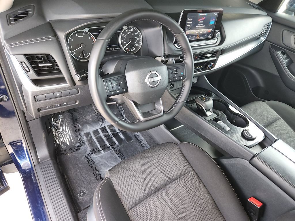 Used 2025 Nissan Rogue SV image 11