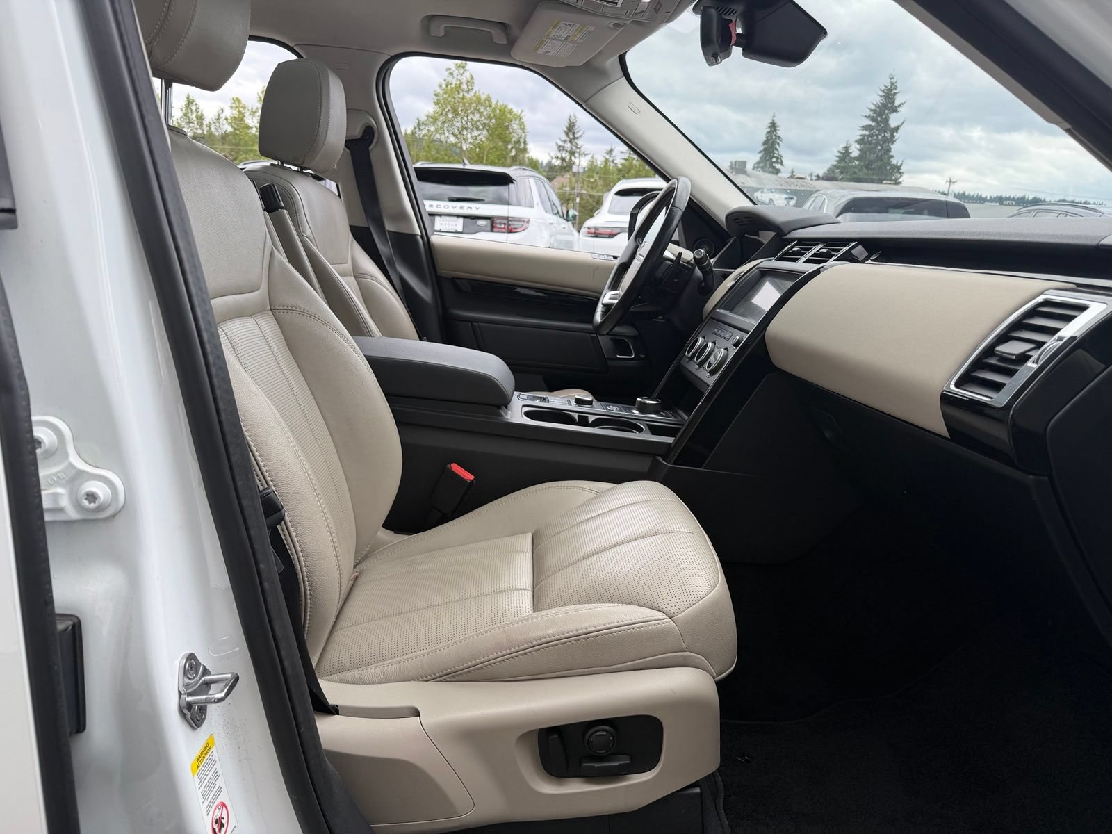 Used 2019 Land Rover Discovery SE AWD/4WD image 26