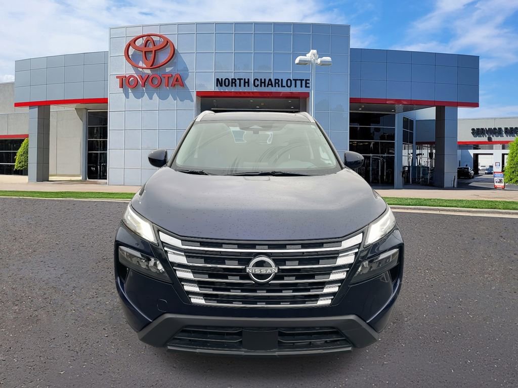 Used 2025 Nissan Rogue SV w/ SV Premium Package image 5